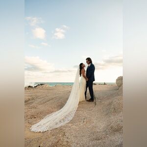 Elegant White Lace Wedding Veil